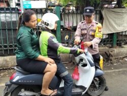 Sat Lantas Polres Pelalawan Bagikan Bendera Kepada Pengendara Melintas Dijalan Lintas Timur