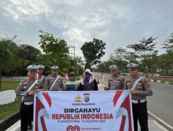Semangat HUT RI, Satlantas Bagi-bagi Bendera Kepada Warga