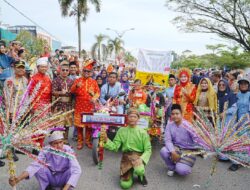 Bupati Bersama Wakil Bupati Pelalawan Secara Resmi Melepas Pawai Budaya Peringati HUT Pelalawan ke 26