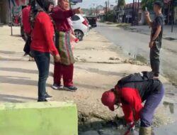 Asisten II Setda Pelalawan Tinjau Langsung dan Koordinasikan Penanganan Genangan Air di Jalan Pemda