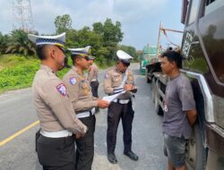 Operasi Lilin Lancang Kuning 2025,Satlantas Polres Pelalawan Lakukan Penertiban Pengendara Angkutan Barang