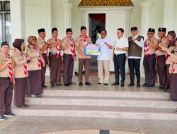 Bupati Pelalawan Terima Bantuan Rp100 Juta dari Kwarcab Pramuka untuk Korban Bencana di Sumatera