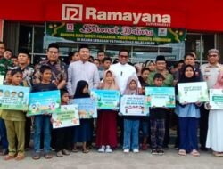 Bupati Pelalawan H Zukri Bersama Baznas Dampingis Anak Yatim Belanja Pakaian Lebaran