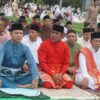 Bupati dan Wabup Sholat IED di lapangan Mini Soccer Pangkalan Kerinci