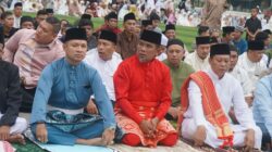 Bupati dan Wabup Sholat IED di lapangan Mini Soccer Pangkalan Kerinci