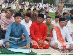 Bupati dan Wabup Sholat IED di lapangan Mini Soccer Pangkalan Kerinci