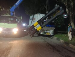 Mobil Box Tersangkut Portal Jalan, Tiang Pembatas Tercabut dan Terseret 30 Meter