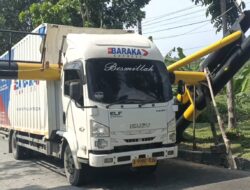 Portal KM 55 Kembali Jadi Korban Truk Ekspedisi