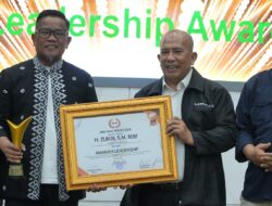 Mengabdi dengan Amanah, Bupati Zukri Raih Penghargaan Amanah Leadership dari JMSI Riau